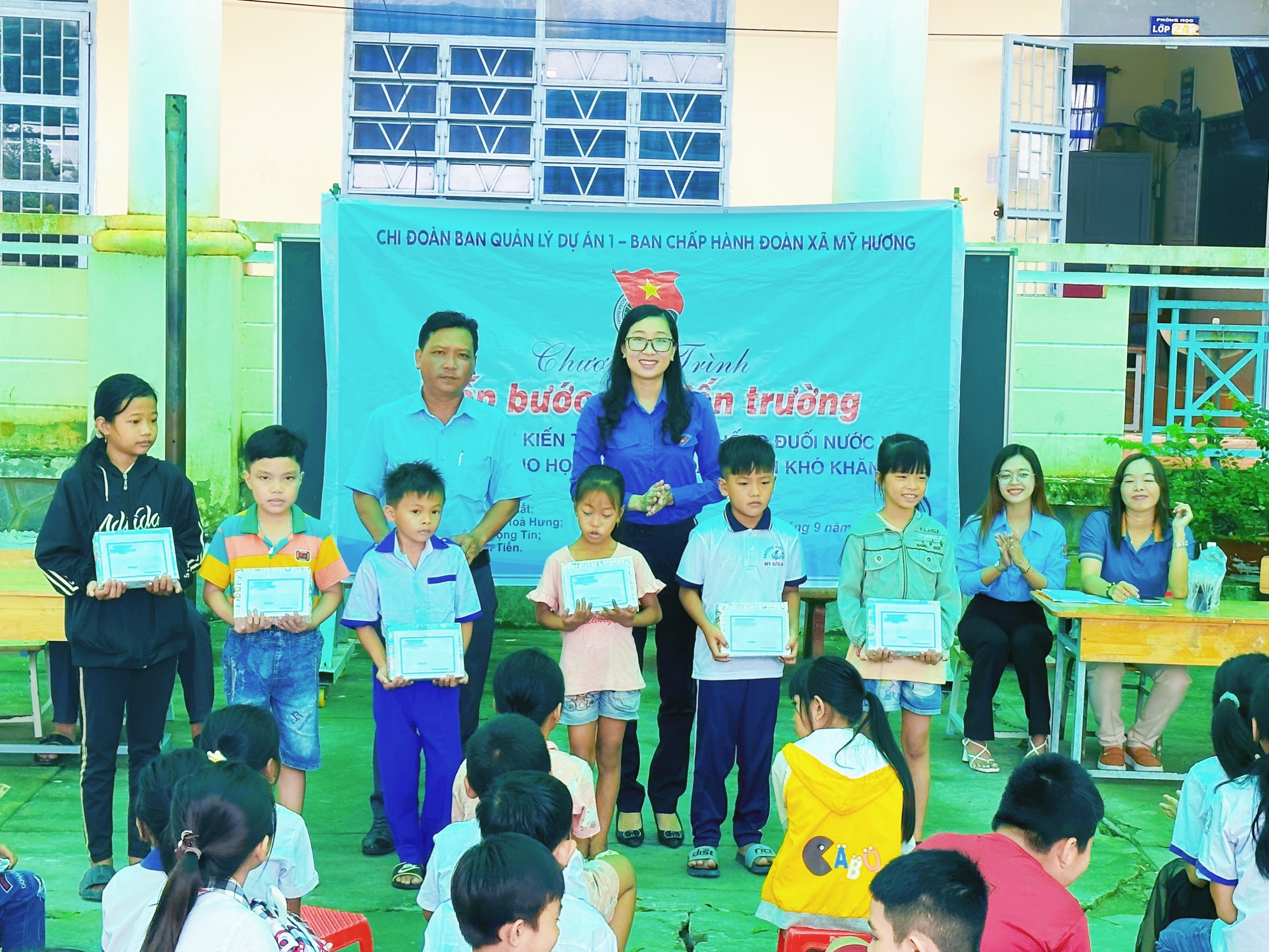 CHƯƠNG TRÌNH TẶNG QUÀ CHO HỌC SINH NGHÈO TẠI TRƯỜNG TIỂU HỌC MỸ HƯƠNG A